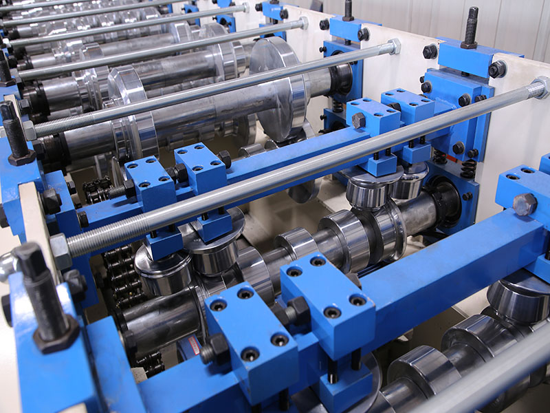 Standing seam roof forming machine Standing seam roof forming machine